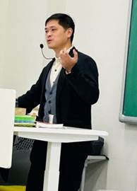 人拿着笔记本电脑的桌子前AI 生成的内容可能不正确。