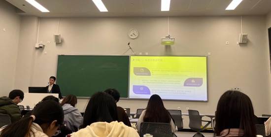 会议室里的人们AI 生成的内容可能不正确。